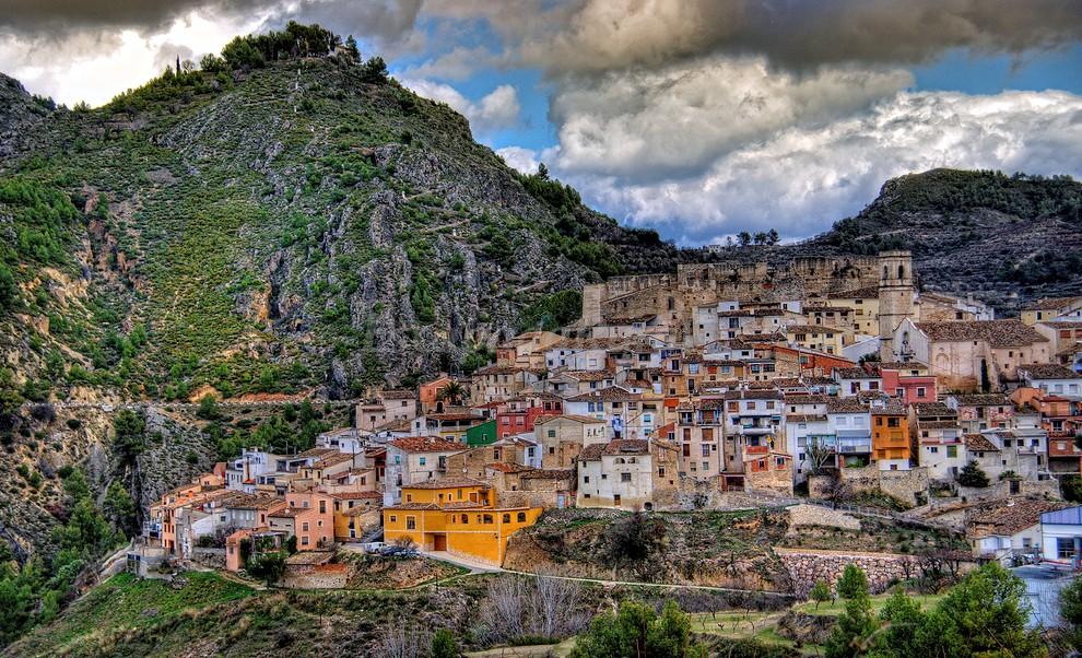 Blas Ruiz Grau: «El éxito que ha tenido me ha pillado por sorpresa» 4 Este podría ser Mors ( Alicante), pueblo donde se desarrolla No mentirás. Sin duda, un lugar idílico para rodar la novela.