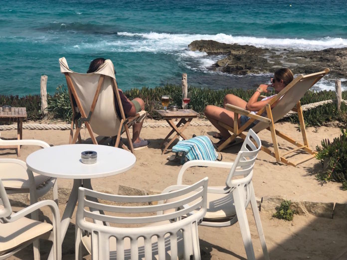 Al borde del mar