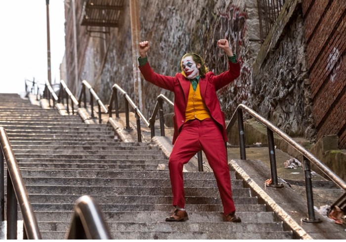 ‘Joker’, el paseo triunfal de un enfermo mental enrabietado con el mundo 3 joker en las escaleras