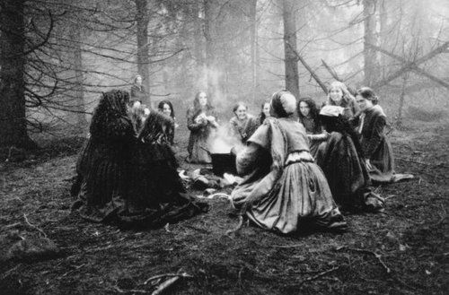 Foto de archivo que simula a las brujas de Pendle, fundamentales del libro "Las malditas"