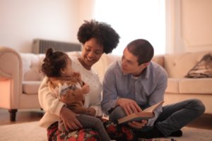 Juegos en familia para matar el tiempo 1 Disfrutar leyendo en familia
