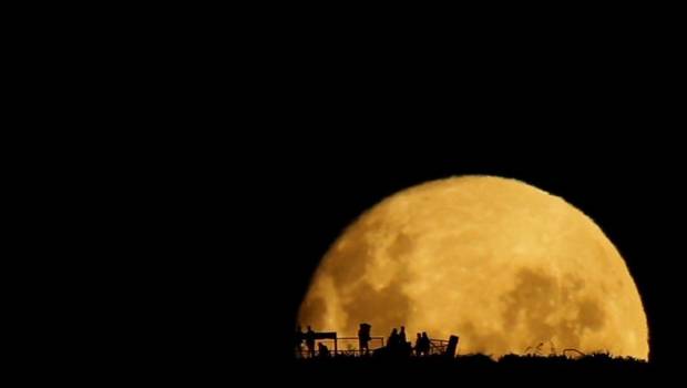 La luna en el horizonte