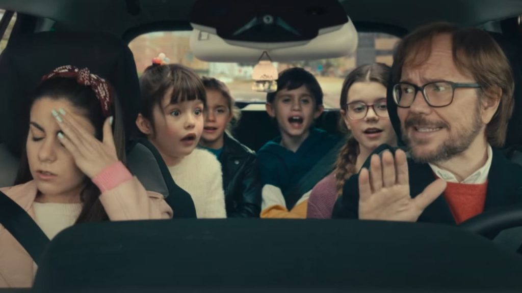 'Padre no hay más que uno 2' humor blanco en una película familiar 1 Javier y los niños en el coche