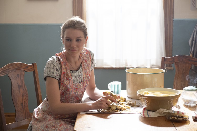 'Falling', a veces el amor sólo va de hijos a padres 3 Hannah Gross como Gwen