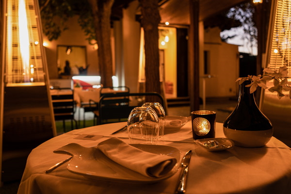 El Jardín de Alma, un oasis con terraza en Madrid 2 Detalle mesas noche El jardin de Alma