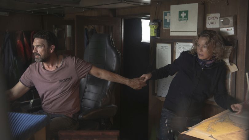 Un matrimonio que quiere salvar su barco (Dougray Scott, Connie Nielsen). Contagio en alta mar