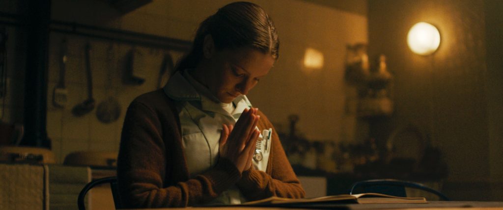 'Saint Maud', no es terror pero tampoco sabemos qué es 2 Maud rezando en la cocina, Saint Maud
