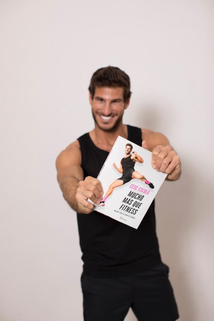 Cesc Escolá con su primer libro 'Mucho más que Fitness'