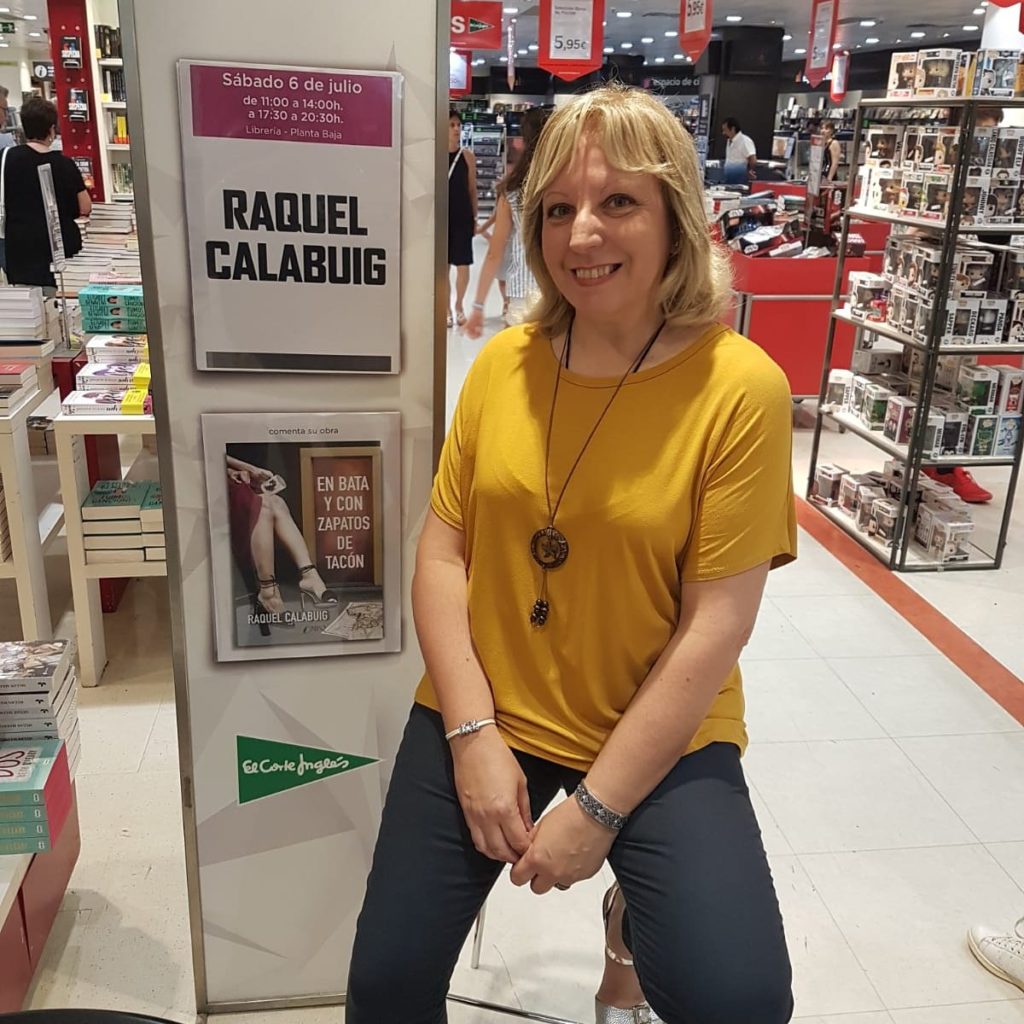 Foto de Raquel Calabuig, autora de En Bata y con zapatos de tacón