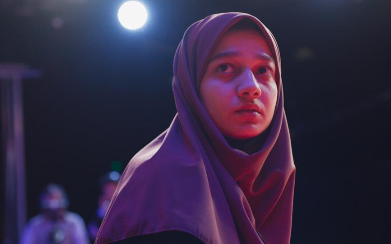Maryam, perdida entre los focos