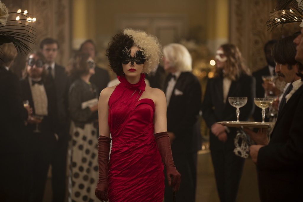 Cruella en una fiesta de La Baronesa, donde la etiqueta es de riguroso blanco y negro