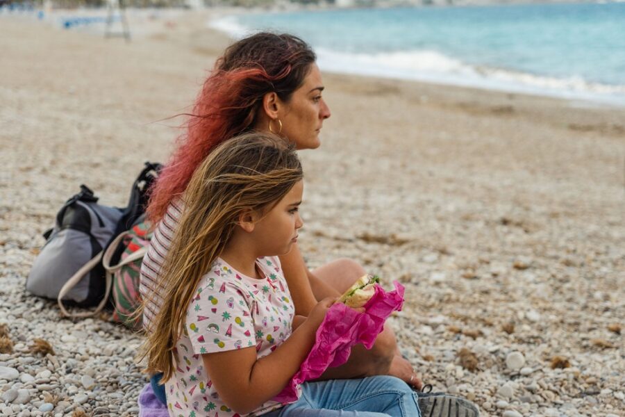 Pepa y Leila en la playa: Si alguna vez una expresión transmitió la soledad de una madre...
