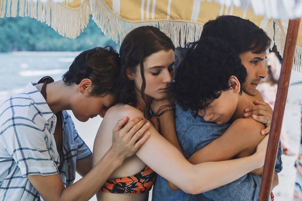 Prisca (Vicky Krieps), Maddox (Thomasin McKenzie), Guy (Gael García Bernal) y Trent (Luca Faustino Rodriguez). El consuelo está en la familia