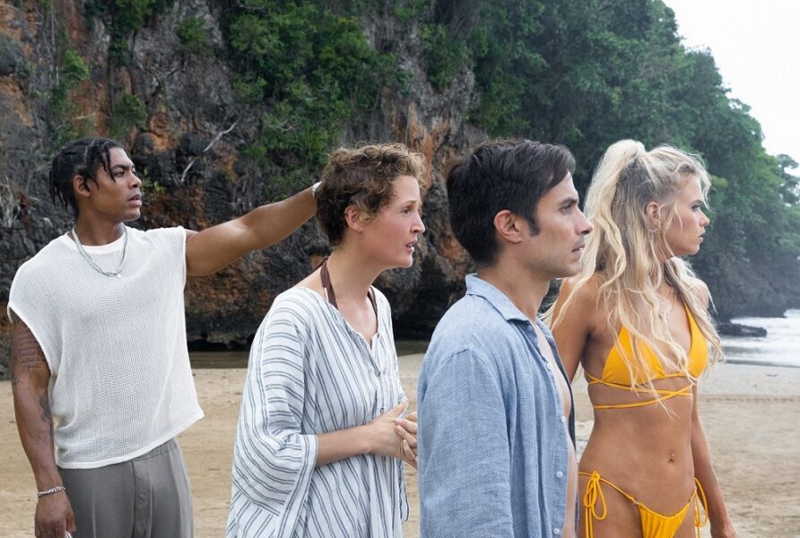 Mid-Sized Sedan (Aaron Pierre), Prisca (Vicky Krieps), Guy (Gael García Bernal) y Chrystal (Abbey Lee). No hay salida de la playa