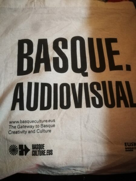Festival de San Sebastián 2021, tres días de un reportero 4 Una bolsa de Basque Audiovisual. Estaban a disposición en la zona de industria y con las dimensiones ideales para llevar unos discos