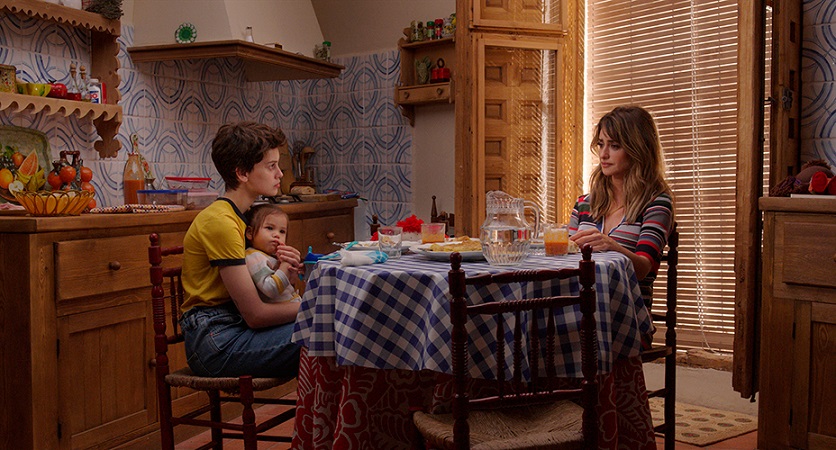 Ana, su hija y Janis, en el pueblo de ésta