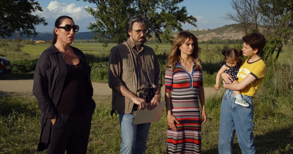 La fotografía lo dice todo. Ana no mira a la fosa sino a Elena, Arturo y a Ana con curiosidad, mientras lleva a su hija, al futuro, en sus brazos
