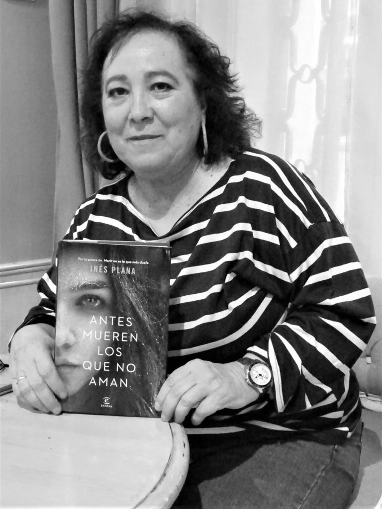 Foto de la autora, Inés Plana, con su segunda novela 'Antes mueren los que no aman'
