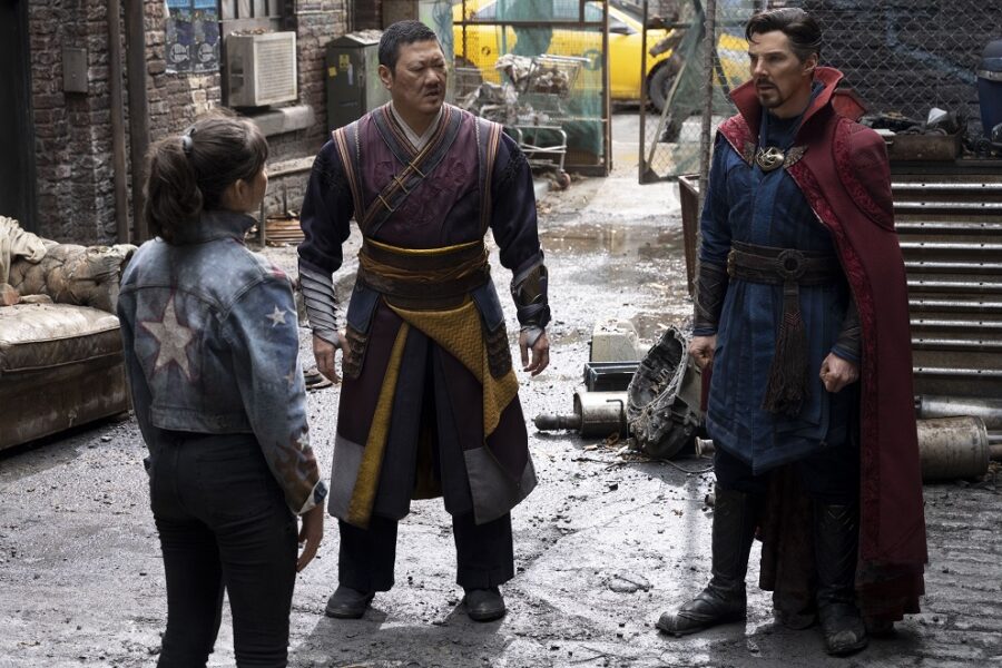 America Chavez, Wong, and Benedict y Strange tratan de aclarar qué está sucediendo entre los distintos universos
