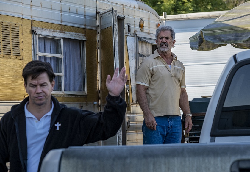 Stuart Long (Mark Wahlberg), ya como seminarista, discute con su padre Bill (Mel Gibson) que vive en un aparcamiento de caravanas