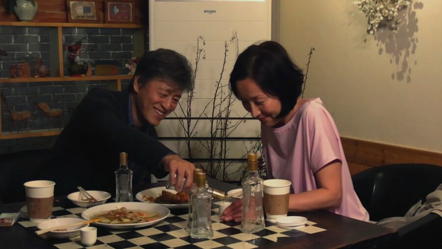 Un director, una antigua actriz, en torno a la mesa. El cine y la mesa muy presentes en los proyectos de Hong Sang-soo
