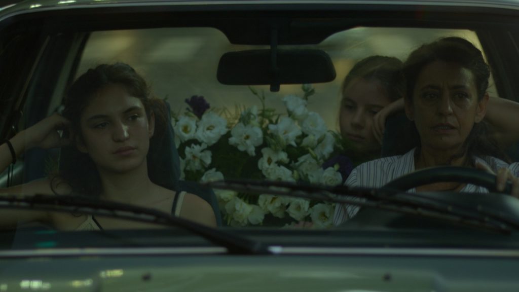 'Camila saldrá esta noche'. Del 69 SSIFF a la cartelera 1 Camila, Martina y Victoria camino con una corona funeraria