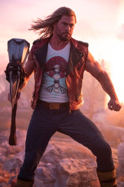 Thor en un momento rockero y protagonista en medio de la batalla