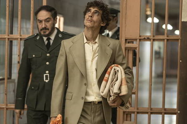 Manuel (Miguel Herrán) ingresando en la cárcel. Aún no sabe las penurias que tendrá que sufrir