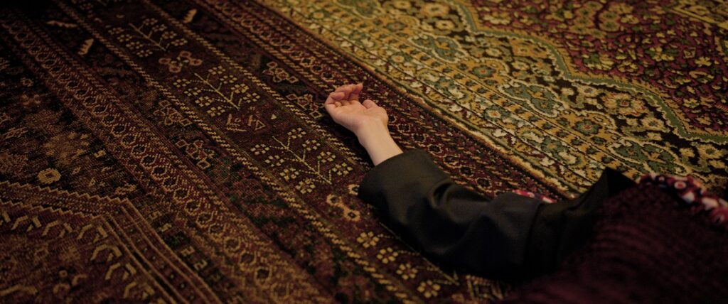 La muerte sobre una tradicional alfombra persa