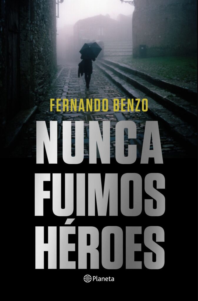 Portada de ' Nunca fuimos héroes" novela anterior a 'Los perseguidos" de Fernando Benzo en la editorial Planeta