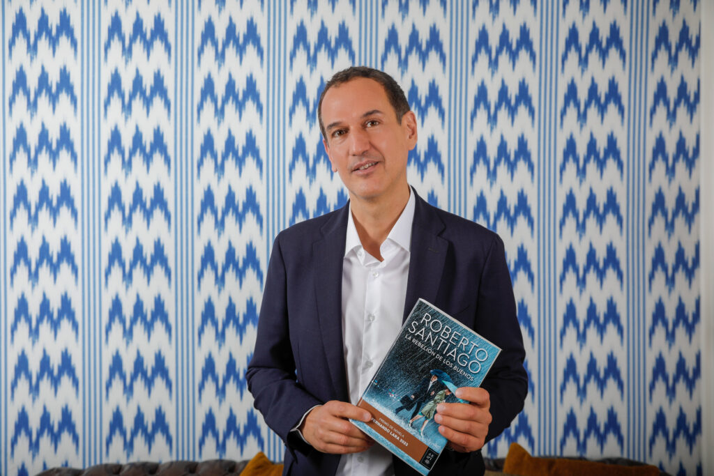 Entrevista a Roberto Santiago, autor de La rebelión de los buenos. Premio de Novela Fernando Lara 2023
